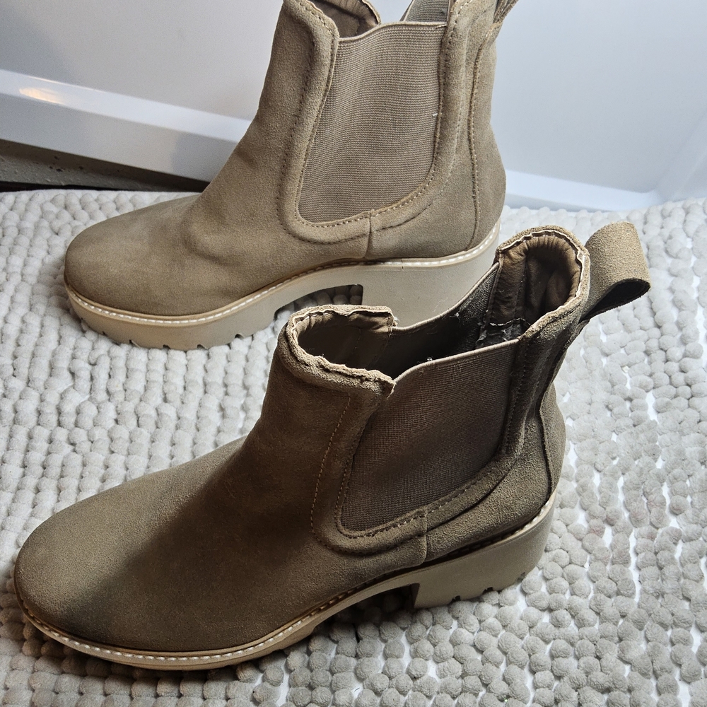 NWOT Size 7.5 Dolce Vita Hawk H2O Mushroom Suede Booties - Picture 9 of 9